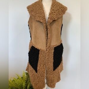 Women’s Kaktus Faux Suede Sherpa Lined Vest Carmel black color block size S-M